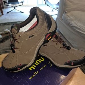 Women's Ahnu Size 6